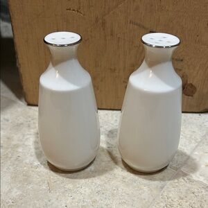 NORITAKE JAPAN Lorelei Salt and Pepper Shaker Set